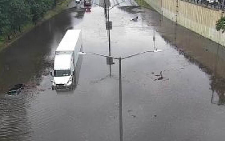 La vida de Nueva York y Nueva Jersey amenaza advertencias de inundaciones: actualizaciones en vivo en varios autos en agua