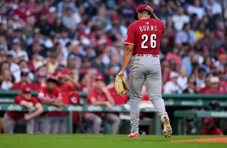 Los rojos Fenom Chase Burns no pueden salir de la segunda entrada después del debut de Memorial MLB