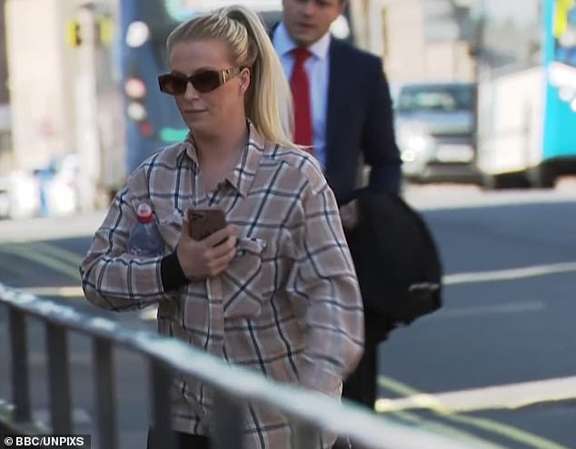 Momentos de conducir un viaje por el pueblo a través del pueblo: la mujer de 32 años confesó permitir que el niño detrás del volante del volante