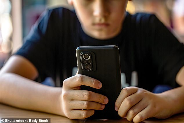 Si los niños no comparten desnudos bajo la nueva propuesta de niños pueden ser prohibidos de las redes sociales de por vida