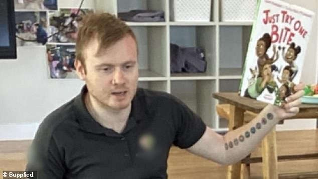 El trabajador de la guardería Joshua Brown está expuesto después de que más de 70 niños son acusados ​​de delitos sexuales: se excitan los nuevos detalles