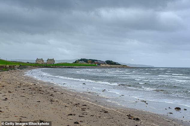 Hormor ‘Horror’ como Hormor ‘con fútbol y zapatos aún lavados en la playa: la policía lo encontró a 70 millas de distancia con el cuerpo