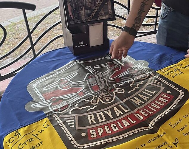 ‘Héroe’ Bratar Ben ‘Bugi’ Burges, de 33 años, quien se convirtió en ‘uno de los mejores pilotos de drones en Ucrania’, murió en la acción a medida que asistieron un fúnebre de Kiev.