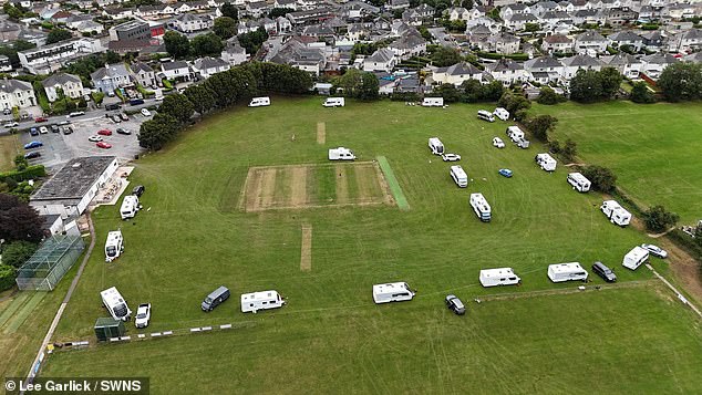 Viajeros en Cricket Club como ‘Break -in’ como cricket como cricket y cricket en el club de cricket antes de ‘arrojar roca’ por los peatones