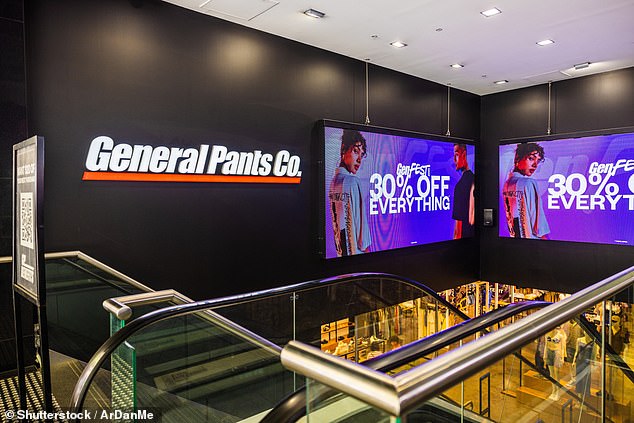 Los pantalones generales apagan la tienda insignia en Sydney CBD