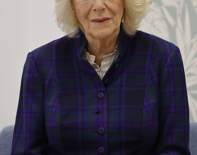 La reina Camilla ‘fue agredida sexualmente en la adolescencia y su atacante luchó con sus tacones altos’