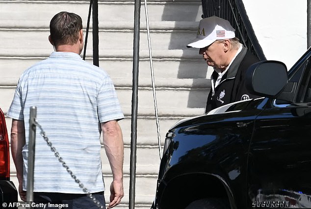 Donald Trump continúa saliendo a jugar al golf el segundo día del golf continúa negando el rumor de mala salud