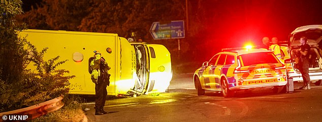 Dos paramédicos fueron llevados al hospital después de la ‘policía escapada’ en la ambulancia: el adolescente es acusado de