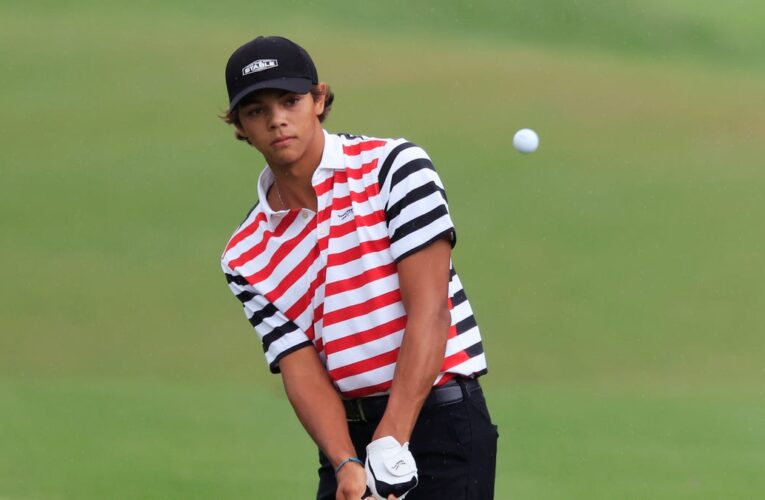 Los jugadores junior de Charlie Woods crean agujeros en uno durante el campeonato