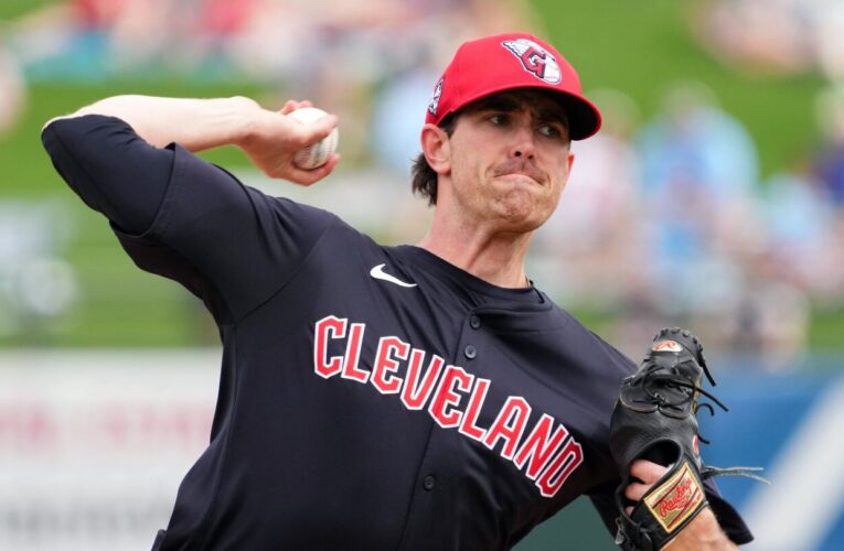 Reconstruyendo a los padres comercio Shane Bieber y Paul Sewald con Blue Jess y Tigers Fight