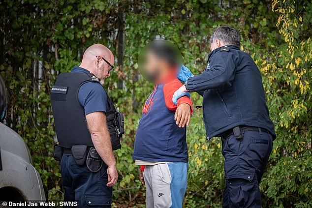 Los inmigrantes rumanos enfrentan el exilio después de la operación del Ministerio del Interior: ’16 personas han sido arrestadas por ‘trabajo ilegalmente en la granja solar’