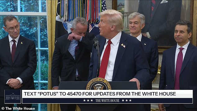 La broma de Storning de Trump a todos los ojos … cuando Rfk Jr. está tirando de las tácticas de camuflaje a sus espaldas