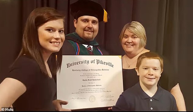 La esposa del médico reveló cómo la vida y el matrimonio se separaron después de descubrir los misteriosos cubos negros escondidos en el lujoso baño