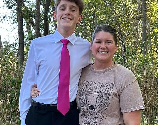 Boy, de 17 años, recibió un disparo después de ‘la ardilla para salir mal’ mientras cazaba con amigos ‘