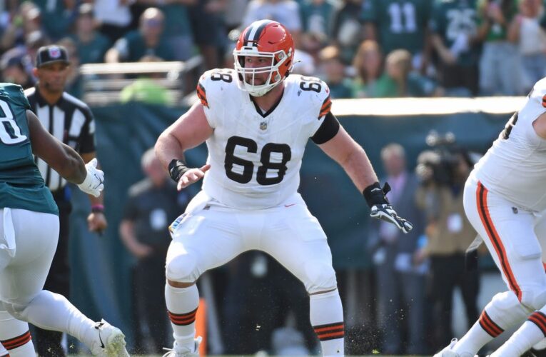 Los cargadores mueven las listas, letreros en OL, CB para la práctica del escuadrón