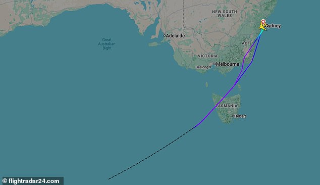 El avión de Quantus se vio obligado a hacer giro en U de repente cuatro horas después del despegue del aeropuerto de Sydney
