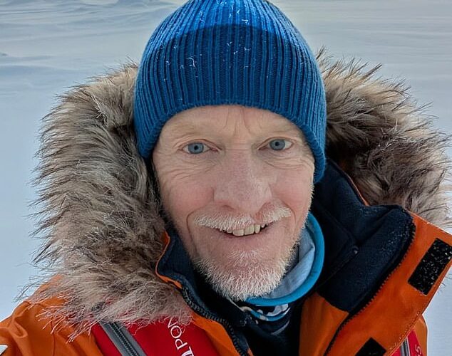 El explorador británico, de 63 años, se convirtió en la primera persona en llegar a siete en los lugares más remotos del mundo.