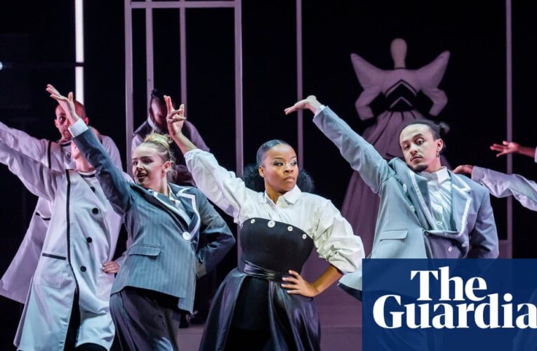 ¡Apartaos de Ebenezer! Ebony Scrooge se parece a Dickens bailando un villancico de hip-hop: en imágenes