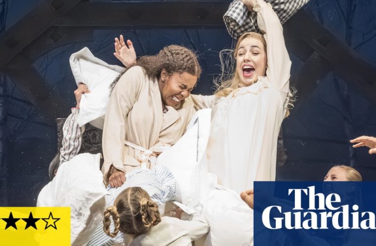 The Sound of Music Review: un renacimiento rico y relevante de los grandes éxitos del teatro