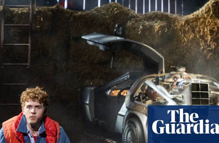 Regreso al futuro celebra sus 40 años con tres Marty McFly interpretando el musical Teatro