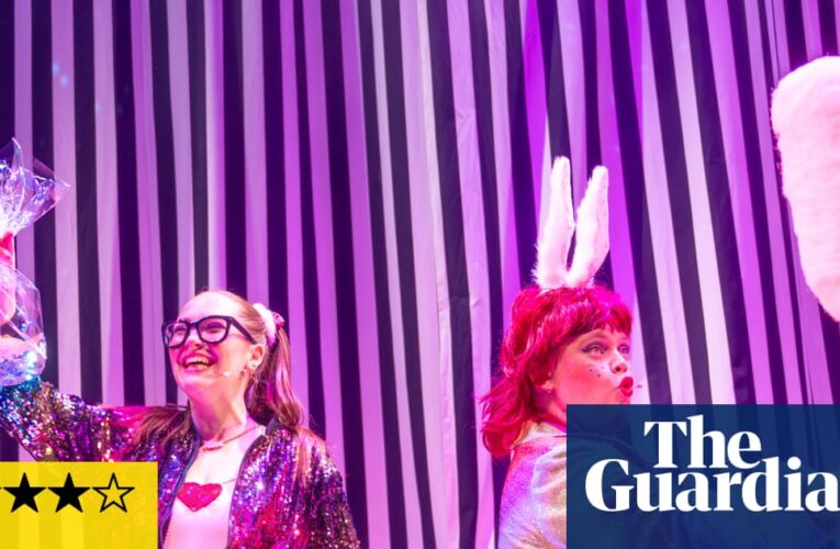 Gallus at Wedgieland Review: un espectáculo hilarante que envía a Alice a la madriguera de un conejo en el aula. el teatro