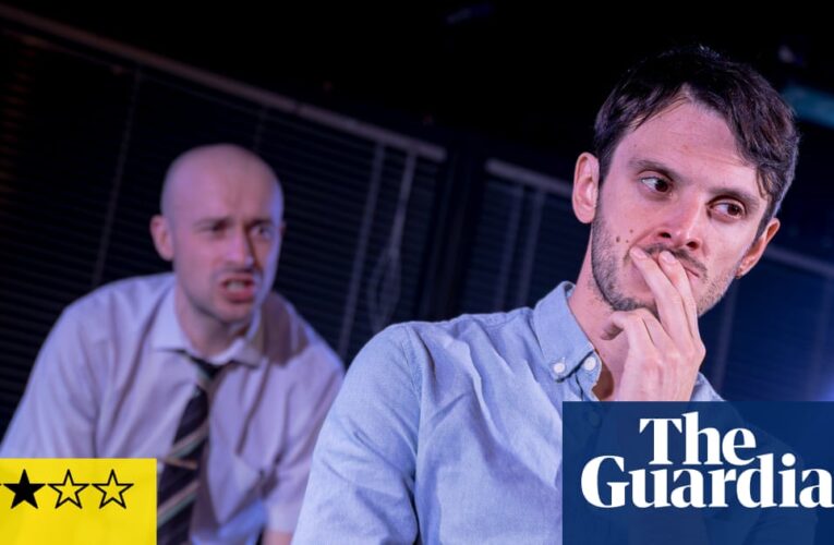 Jurassic Review: un estruendoso choque de lógica y mentiras con dinosaurios duales en el teatro