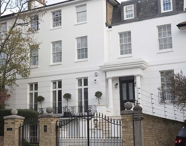 Un empresario multimillonario en guerra con el ayuntamiento después de construir una valla eléctrica alrededor de su mega mansión de Notting Hill de 44,5 millones de libras sin permiso… porque su esposa tiene “miedo a los zorros”