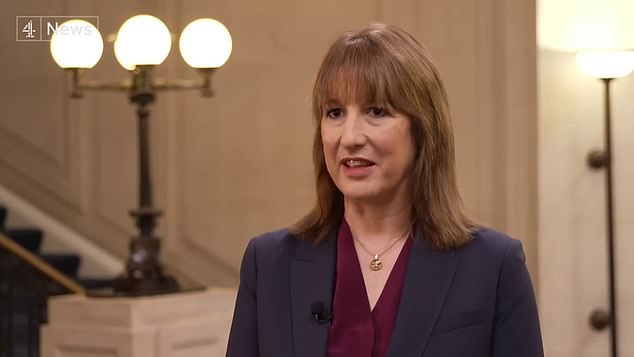 Nigel Farage dice que Rachel Reeves debe enfrentar una investigación sórdida por una mentira presupuestaria: se insta al organismo de control de la ética a actuar para arrastrar al primer ministro al escándalo