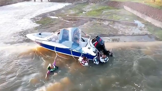 El desgarrador momento en el que cuatro hombres quedaron atrapados en un barco varado al borde de un terraplén de 130 pies
