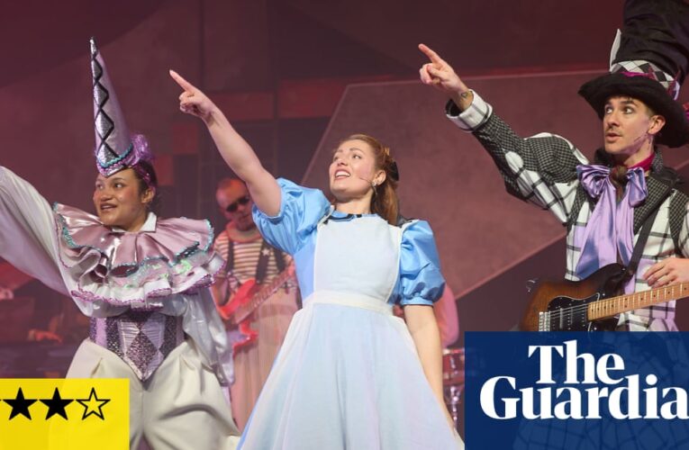 Volver a Alicia: Revisión del país de las maravillas: una nueva madriguera de conejo maravillosamente extraña por recorrer | el teatro