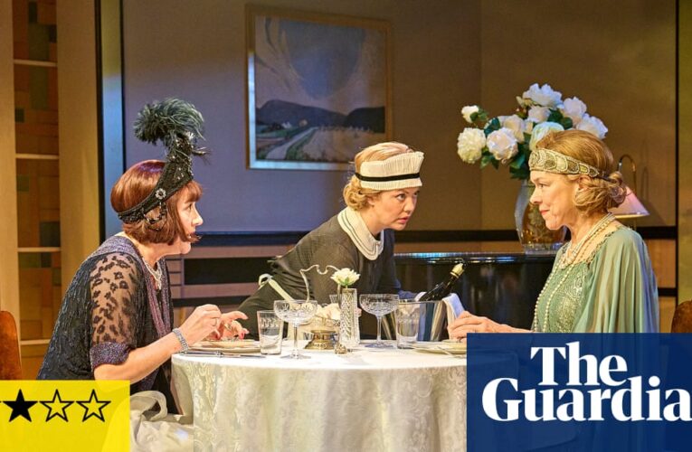 Reseña de Fallen Angels: la lujuria alimentada por efervescencia dirige una comedia cobarde que casi fue prohibida. escenario