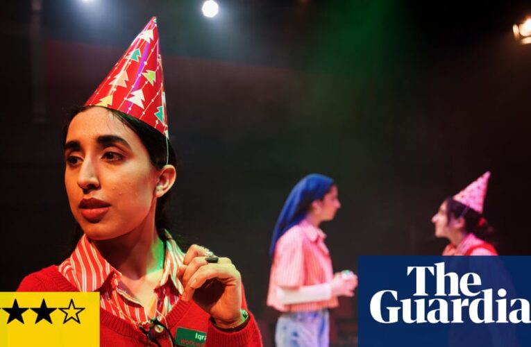 Antes de la revisión del Milenio: secretos y espías mientras el personal de Woolworths se divierte como en 1999 | el teatro