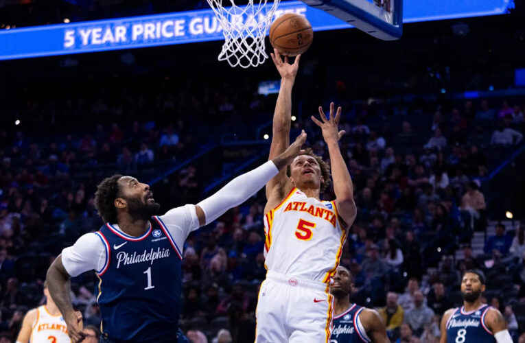 Johnson llega 3 segundos tarde para que los Hawks arruinen el regreso de los 76ers de Embiid a la victoria en doble tiempo extra por 142-134