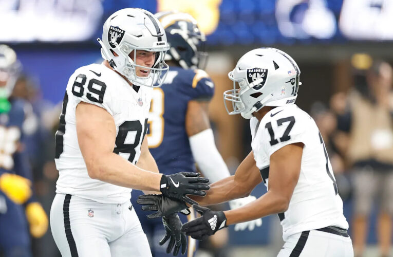 Justo cuando los managers del Fantasy están a punto de arruinar sus rostros, Brock Bowers anota un loco segundo touchdown contra los Chargers.