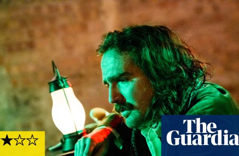 Highgate Vampire Review: eventos más extraños que la ficción crean una comedia mordaz. el teatro