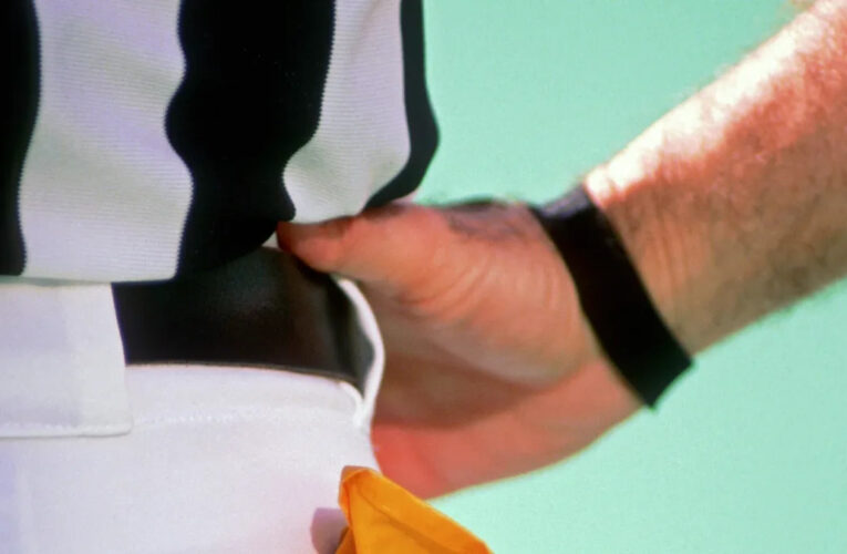 El árbitro de los Broncos-Commanders, Mark Pellis, fue retirado por una lesión en la pantorrilla