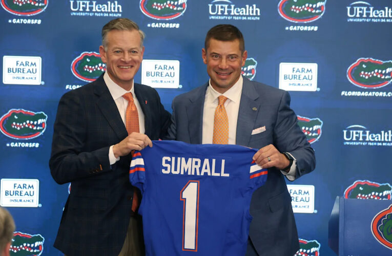 Con Tulane todavía en el combinado CFP, el nuevo entrenador de Florida, John Sumrall, está haciendo malabarismos con dos trabajos a la vez