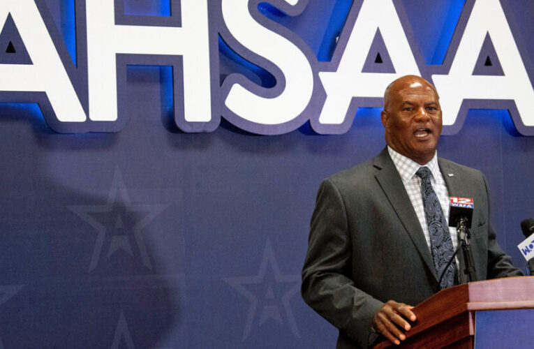 La AHSAA de Alabama divide los equipos de fútbol públicos y privados en clasificaciones separadas