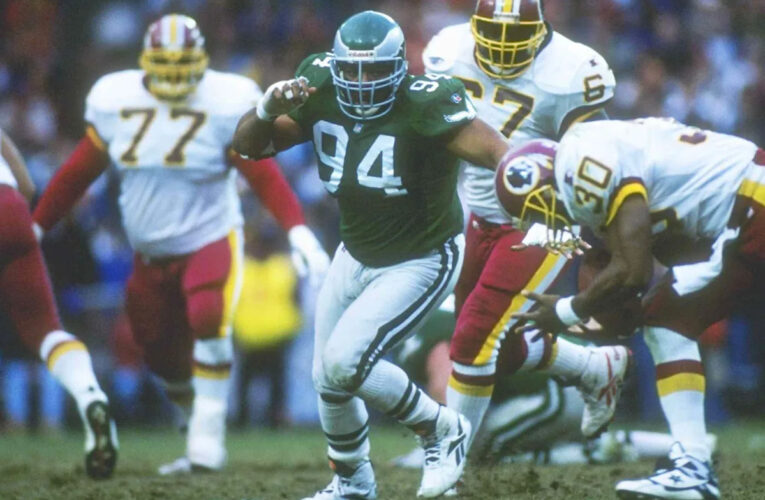 El exjugador de la NFL Kevin Johnson fue encontrado muerto después de sufrir un ‘traumatismo craneoencefálico y heridas de arma blanca’ en Los Ángeles.