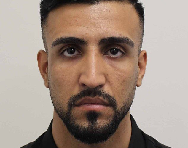 Invito a inmigrantes afganos a mi casa después de enviarme mensajes en una aplicación de citas LGBT… Pensé que eran tímidos pero se escaparon con mi teléfono