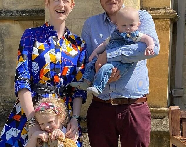 Simpatizantes recaudan £315.000 para el padre oficial de policía que perdió a su esposa y a sus dos hijos en un incendio en su casa.