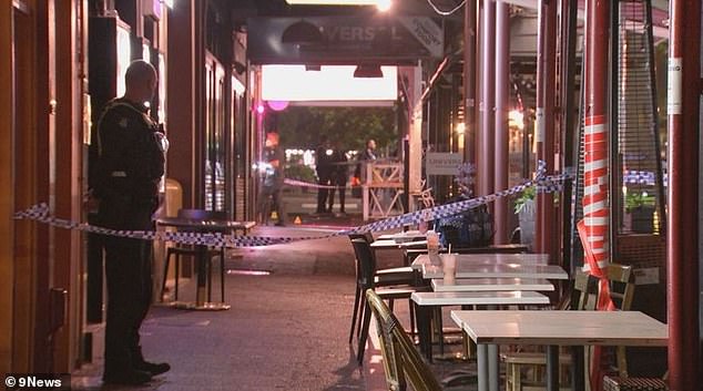 Melbourne se vio sacudida después de que dos hombres fueran atacados por bandas armadas con cuchillos en la franja, con la víspera de Año Nuevo arrasando en toda Australia, con casi 40 personas arrestadas en una sola ciudad.