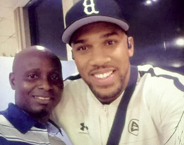 El conductor “imprudente” de Anthony Joshua ha sido identificado – y será acusado por la policía dentro de 48 horas – mientras el cuerpo de los amigos del boxeador es trasladado en avión desde Nigeria.