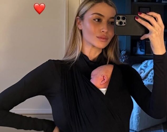 Los nuevos padres Jamie Laing y Sophie Habbu disfrutan de un comienzo temprano con su hijo Ziggy mientras sacan a las estrellas de la cama después de que las celebridades reciban el Año Nuevo con celebraciones salvajes.