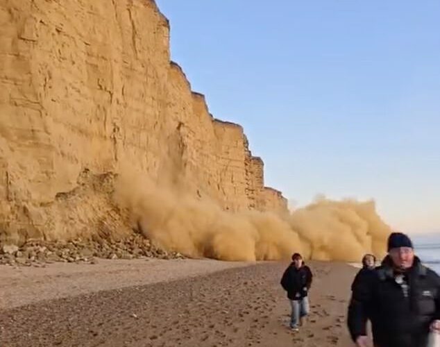 Los caminantes de la playa se ven obligados a correr para salvar sus vidas cuando un enorme desprendimiento de rocas cae desde un acantilado de 150 pies en Dorset.