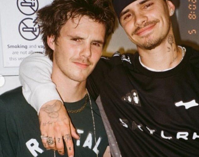 Romeo Beckham desprecia al hermano de Brooklyn horas después de la desgarradora cita de David y Victoria con su hijo mayor en medio de una disputa familiar en curso