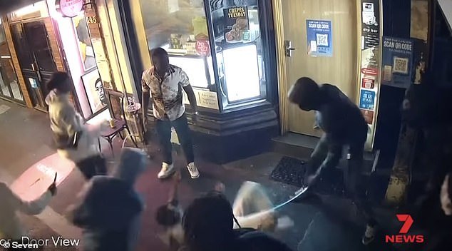 Dos jóvenes gritan de terror mientras intentan escapar de una pandilla que empuña cuchillos en la calle Lygon de Melbourne.