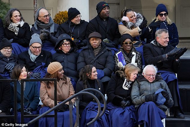 El rostro sombrío de la esposa de un político lo dice todo mientras Nueva York toma posesión de su nuevo alcalde socialista, Zohran Mamdani… y su predecesor plagado de escándalos no está muy impresionado.