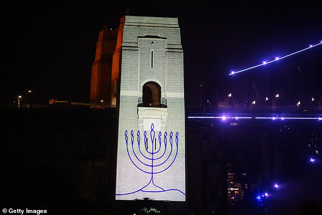 Fue el homenaje más conmovedor a las víctimas de Bondi en el centro de los fuegos artificiales de Nueva York… pero algo crucial faltaba en la cobertura de ABC: la ‘desaparición’