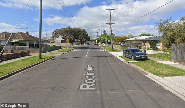 Un hombre de Geelong fue encontrado muerto en su casa apenas tres días después de ser trasladado al hospital con “heridas relacionadas con una agresión”